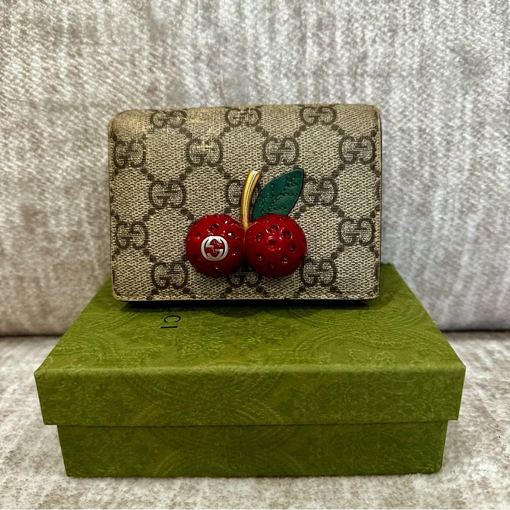 ✨💎GUCCI💎✨ Rare GG Supreme Canvas Cherry Wallet with Box - Picture 1 of 13